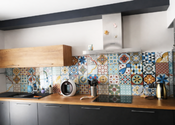 Credence-cuisine-mosaique-coloree